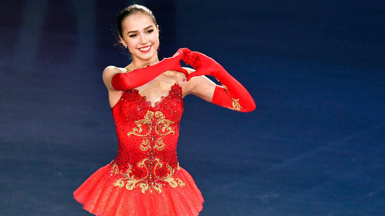 La rusa Alina Zagitova se ha adjudicado la victoria en la final del Grand Prix de patinaje artístico. FRANK ROBICHON (EFE)