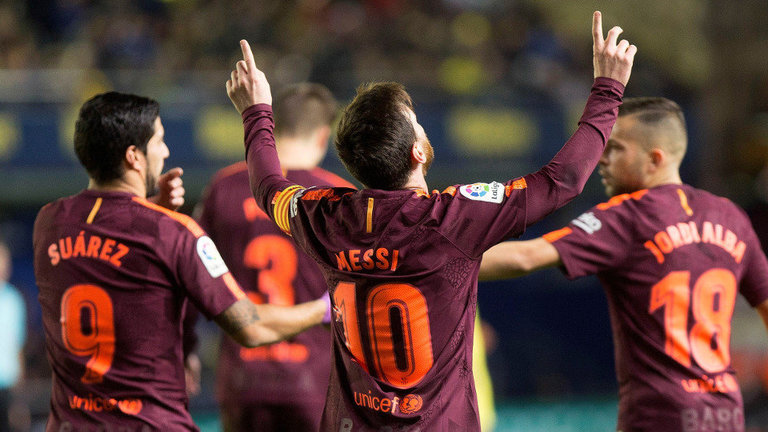 Luis Suárez y Leo Messi, los goleadores del partido, celebran el gol del argentino. DOMENECH CASTELLÓ (EFE)