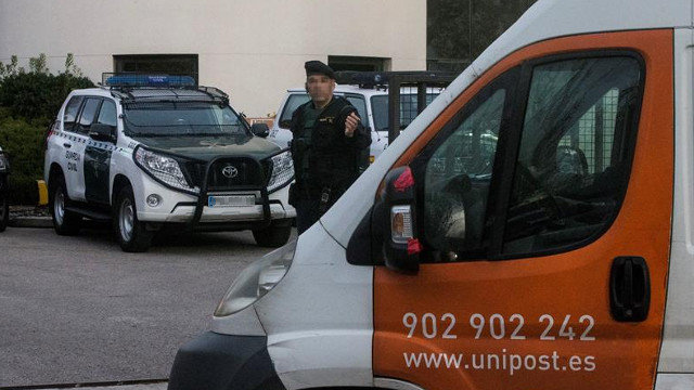 La Guardia Civil registra la empresa postal Unipost en L'Hospitalet de Llobregat. QUIQUE GARCÍA