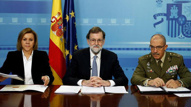 Mariano Rajoy, con María Dolores de Cospedal y el general Francisco Alejandre. PALACIO DE LA MONCLOA