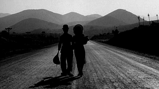 Plano final de ‘Tiempos modernos’ (1936), con Charles Chaplin y Paulette Goddard.EP