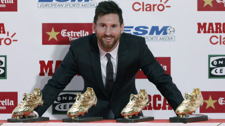 Messi muestra sus cuatro botas de oro. ANDREU DALMAU (Efe)