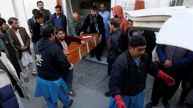 Afganos trasladan el cuerpo sin vida de una víctima en un hospital de Kabul.EFE