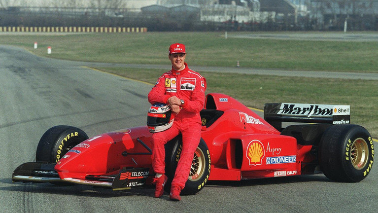 Michael Schumacher posando con uno de los vehículos de la escudería Ferrari. PA IMAGES