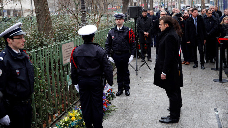 El presidente francés, Emmanuel Macron, en el homenaje celebrado este domingo en París. EFE.