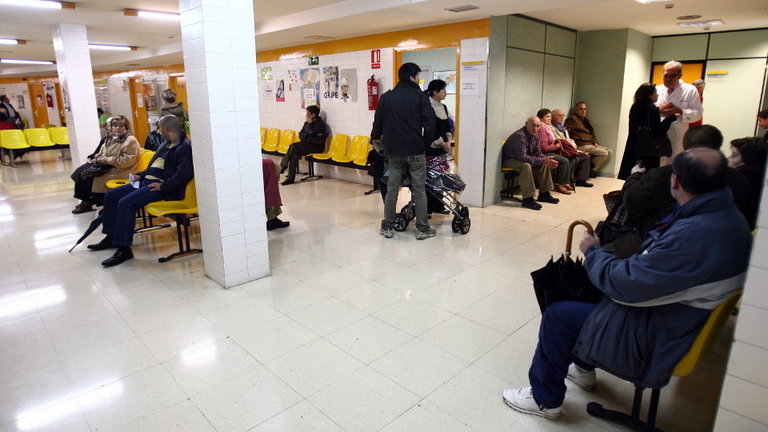 Varios pacientes esperan su turno en la sala de un centro de salud. J. VÁZQUEZ (ARCHIVO)