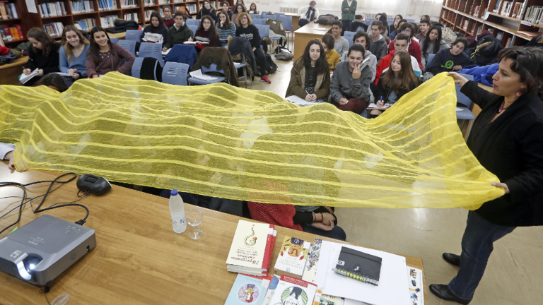 Miranda, onte, estendendo a tela a xeito de balsa de refuxiados sobre un grupo de alumnos do IES Valle Inclán. JAVIER CERVERA-MERCADILLO