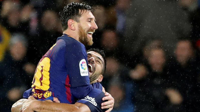 El delantero del FC Barcelona Leo Messi es felicitado por Luis Suárez tras marcar el cuarto gol ante la Real Sociedad. JUAN HERRERO (EFE)