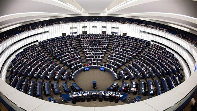 Los eurodiputados ofrecen su voto respecto a una ley que regula la pesca de ciertas especies marinas y sus métodos. PATRICK SEEGER (EFE)