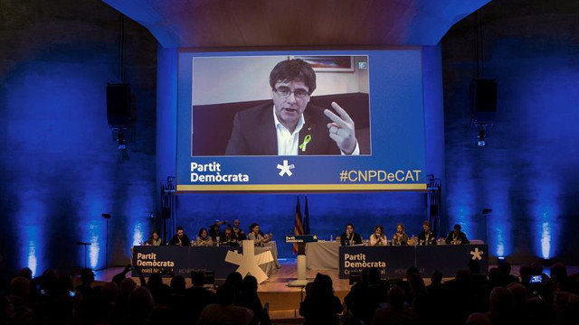 Carles Puigdemont interviene durante el consell nacional del partido en plena polémica por su investidura a distancia. EFE