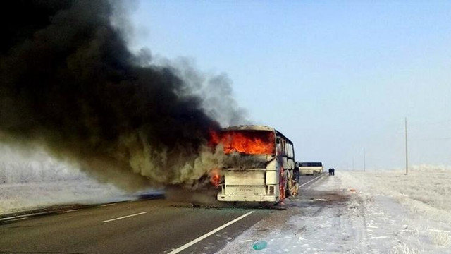 El autobús, en llamas. MINISTERIO DE INTERIOR DE KAZAJISTÁN