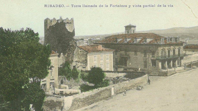 A casa incautada ao banqueiro Manuel Casas é o actual consistorio de Ribadeo (ao fondo). AMA