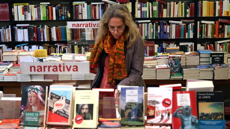 Una mujer consulta libros en una librería. AEP