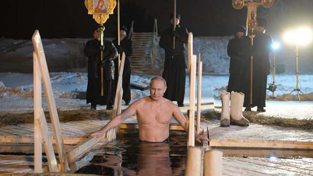 Putin se sumerge en aguas heladas. ALEXEI DRUZHININ