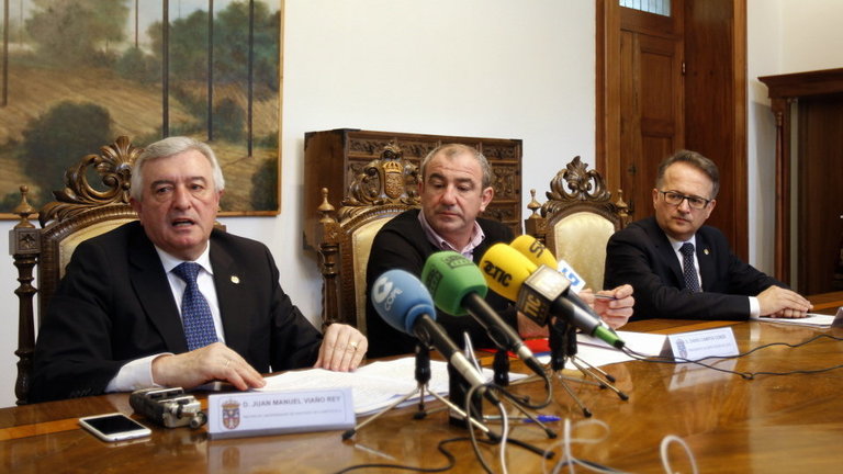 Viaño y Campos firmaron el acuerdo para prorrogar el plan de choque de captación de alumnos. VICTORIA RODRÍGUEZ