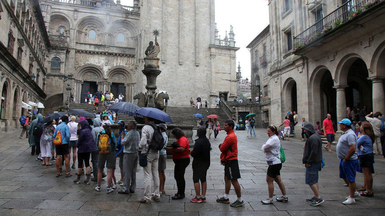 Turistas facendo cola para entrar na Catedral de Santiago. PEPE FERRRÍN