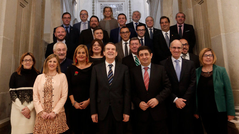 Foto de familia de los representantes de las administraciones locales que participaron en la cumbre del Pazo Provincial. JAVIER CERVERA-MERCADILLO