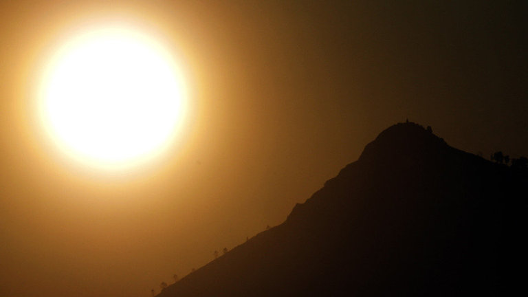 El sol sale sobre el Pico Sacro, a las afueras de Santiago. LAVANDEIRA JT (EFE)