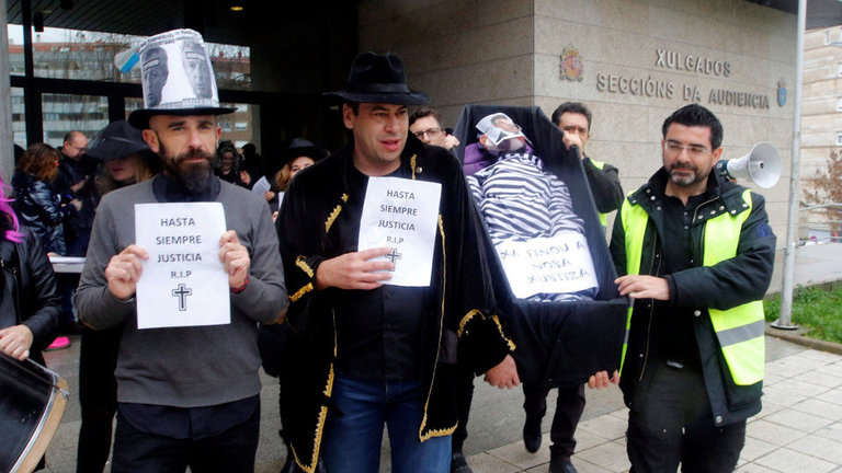 Un grupo de funcionarios en folga escenifican en Vigo o &#34;enterro&#34; da Xustiza. SALVADOR SAS (EFE)