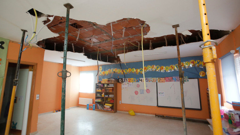 El aula en la que se desprendió el falso techo. GONZALO GARCÍA