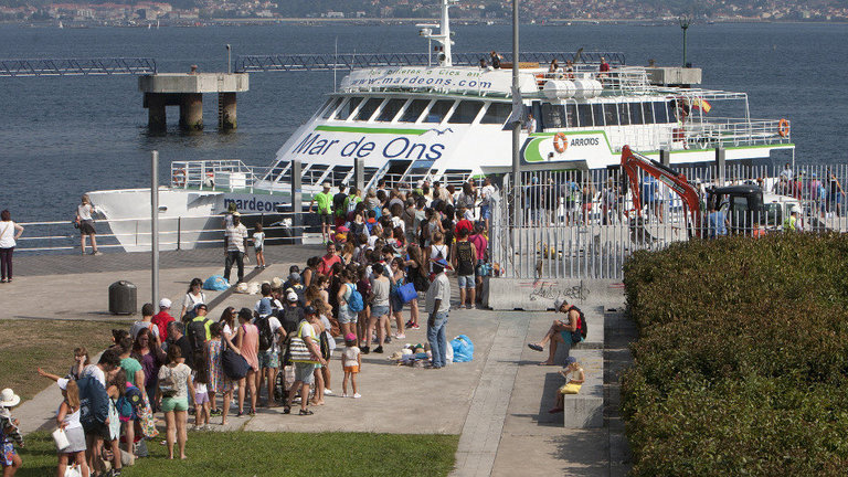 Usuarios esperando en Vigo para embarcar cara as Cíes. AEP
