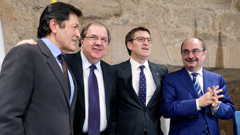 Núñez Feijóo junto a los presidentes de Castilla y León, Asturias y Aragón. J. CASARES (EFE)