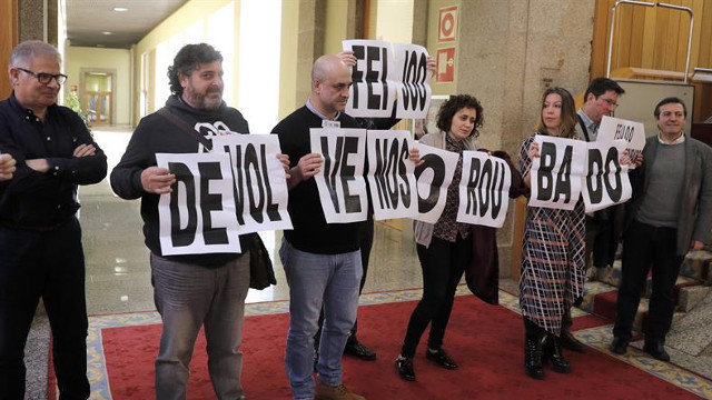 Representantes dos funcionarios de Xustiza despregaron pancartas este martes no Parlamento de Galicia. LAVANDEIRA JR (EFE)