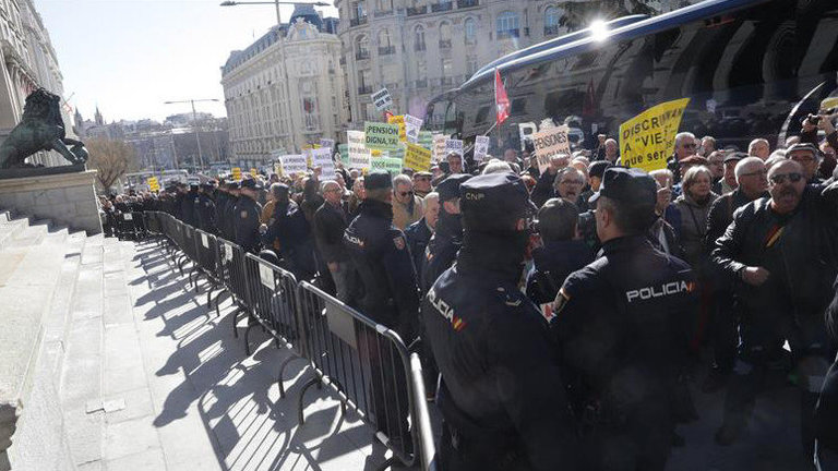 Entre 3.000 y 4.000 personas han participado en la marcha por las pensiones dignas. ZIPI