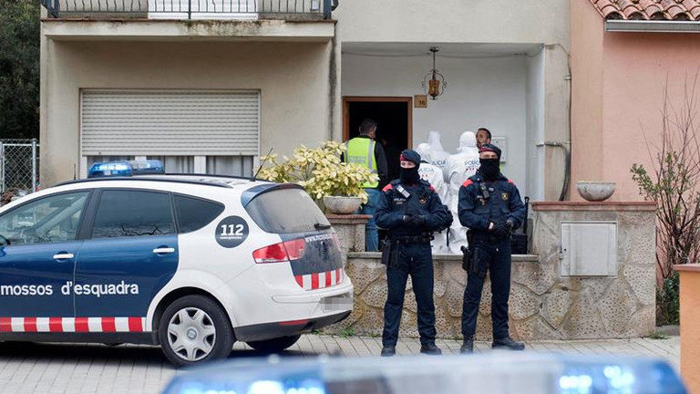 Registro policial llevado a cabo este lunes en la localidad de Anglés (Girona), en la vivienda del presunto autor del doble crimen del pantano de Susqueda, Jordi Magentí. ROBIN TOWNSEND (EFE)