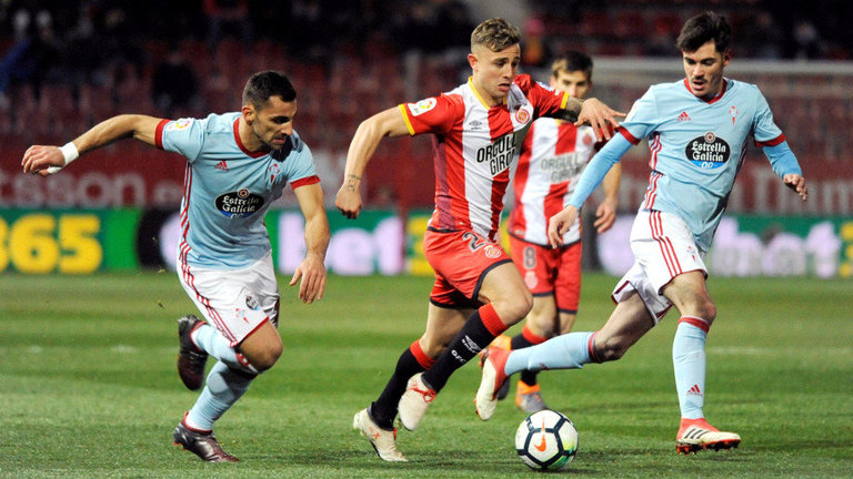 El defensa del Girona, Pablo Maffeo-Becerra, conduce el balón ante los jugadores del Celta, Jozabed Sánchez y Jonathan Castro &#39;Jonny&#39;. ROBIN TOWNSEND (EFE)