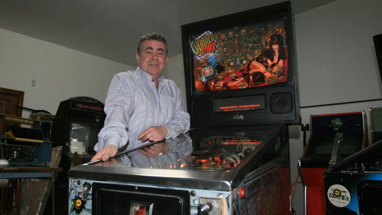 Francisco Núñez posa con una de sus 70 máquinas de pinball. TOÑO PARGA