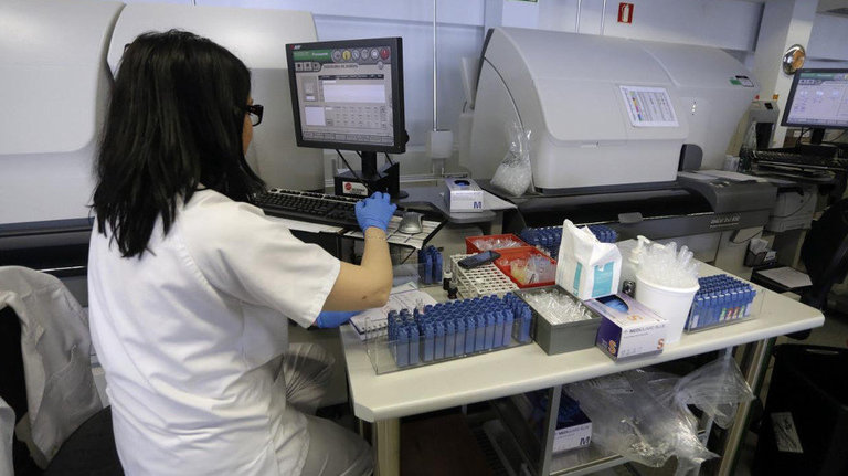 Una trabajadora del Sergas en el laboratorio del Hospital Provincial de Pontevedra. ADP