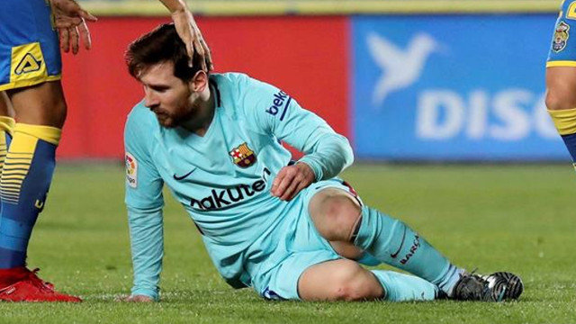 Messi se levanta del suelo. ELVIRA URQUIJO A.