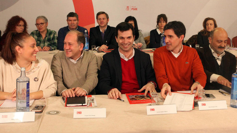 Caballero, junto a Leiceaga y otros miembros del partido durante el comité. PEPE FERRÍN (AGN)