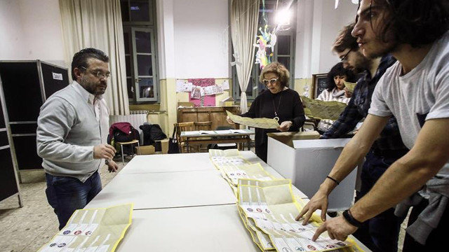 Recuento de votos en una mesa electoral en Roma. GIUSEPPE LAMI