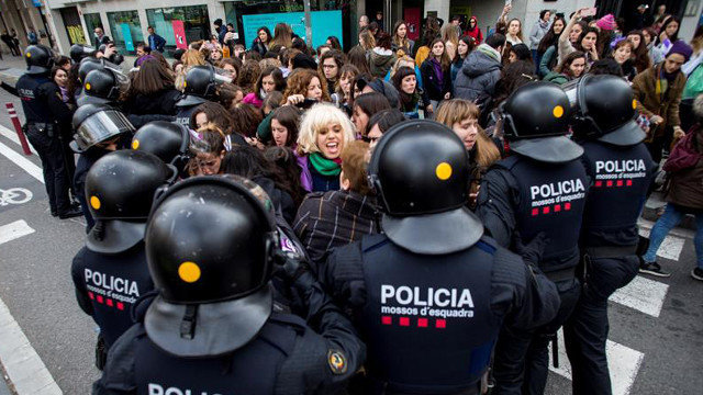 Los Mossos impiden que las mujeres corten calles en Barcelona. QUIQUE GARCÍA