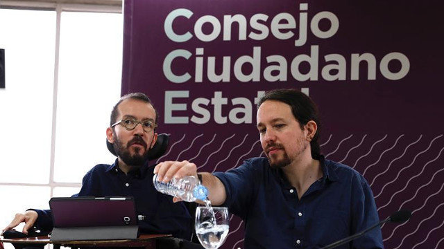 El líder de Podemos, Pablo Iglesias, y el secretario de Organización de Podemos, Pablo Echenique, durante la reunión del Consejo Ciudadano Estatal, ese sábado. FERNANDO ALVARADO (EFE)