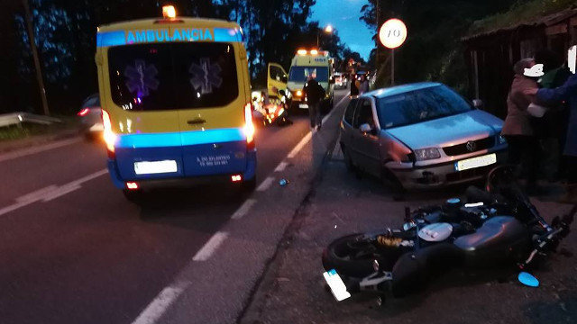 Turismo e moto implicados no accidente en Domaio. POLICÍA LOCAL DE MOAÑA