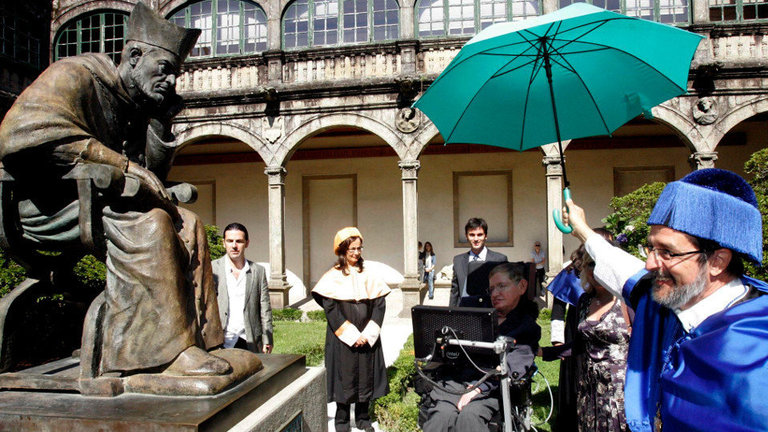 Stephen Hawking recibe la insignia de oro de la Universidade de Santiago junto a Jorge Mira y demás estudiosos. XOAN REY (EFE)