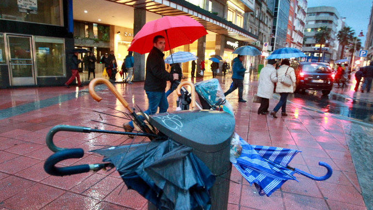 Paraguas rotos en Pontevedra. RAFA FARIÑA