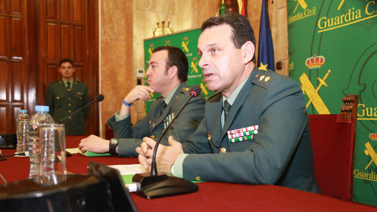 El teniente coronel Jefe Accidental de la Comandancia de la Guardia Civil de Almería, José Hernández Mosquera, y el comandante de la Unidad Central Operativa, Jesús Reina, durante la rueda de prensa. PEPE TORRES (EFE)