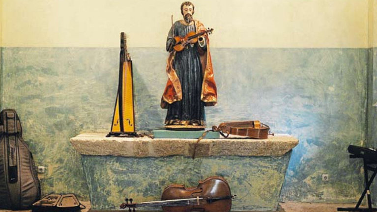 Interior de la capilla de San Simón con su santo sin manos. RAFA ESTÉVEZ