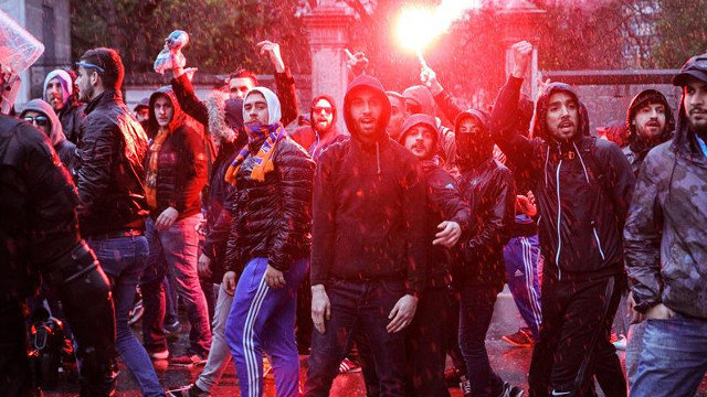 Aficionados ultras del Olympique de Marsella en las inmediaciones del estadio de San Mamés antes del partido. MIGUEL TOÑA (EFE)