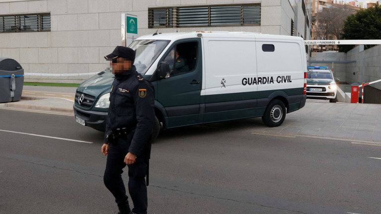 Un furgón policial traslada a Ana Julia Quezada a la prisión de el Acebuche. RICARDO GARCÍA (EFE)