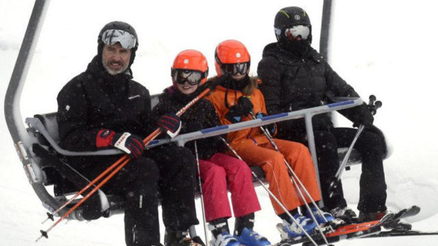 Felipe y Letizia junto a sus hijas en una visita a la nieve en el 2017. EFE