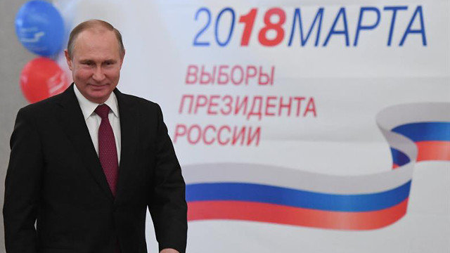 Vladimir Putin, tras votar. YURI KADOBNOV