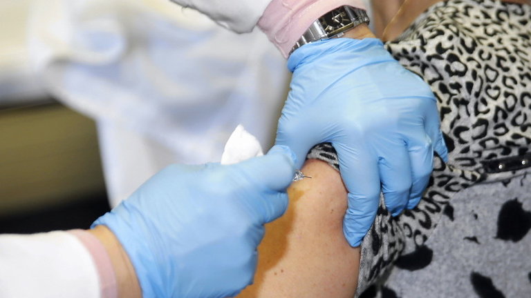 Una mujer recibe una vacuna. AEP