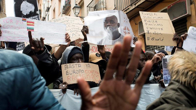 Concentración celebrada el pasado viernes para protestar por la muerte de un mantero senegalés. LUCA PIERGIOVANNI (EFE)
