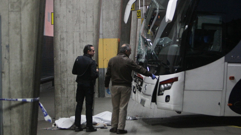 La víctima del atropello y el autocar implicado en la estación de Pontevedra. DAVID FREIRE