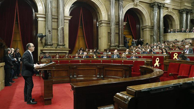 Jordi Turull, en el Parlamento catalán. ANDREU DALMAU (EFE)